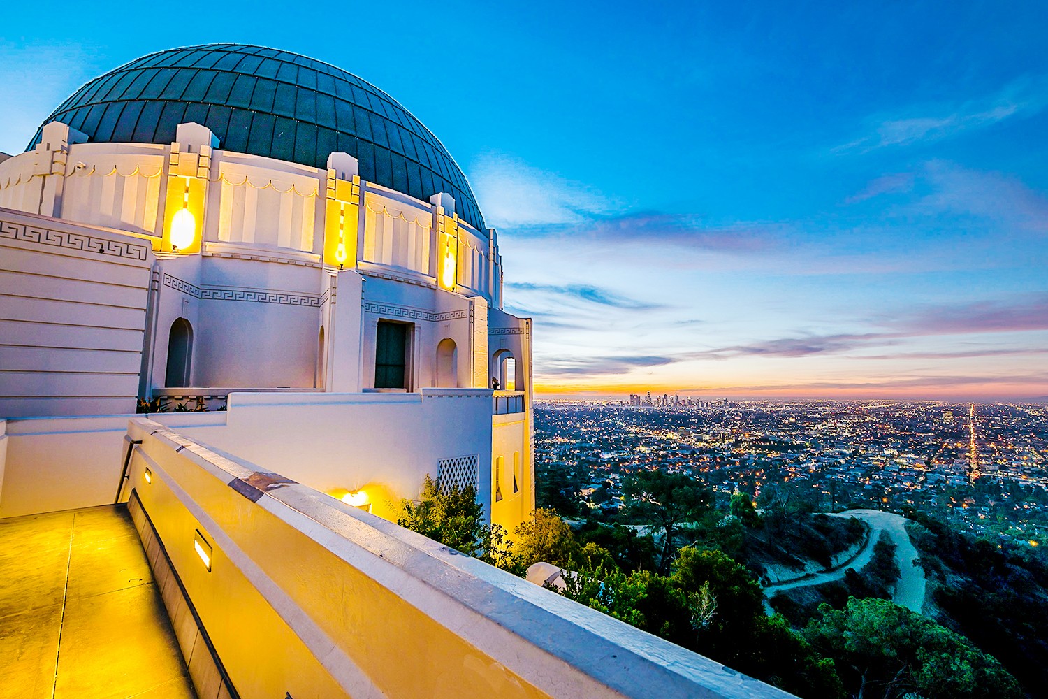 Tampa Bay vs. Los Angeles: Which West Coast Destination Wins? Sunsets, Beaches & Adventures Compared