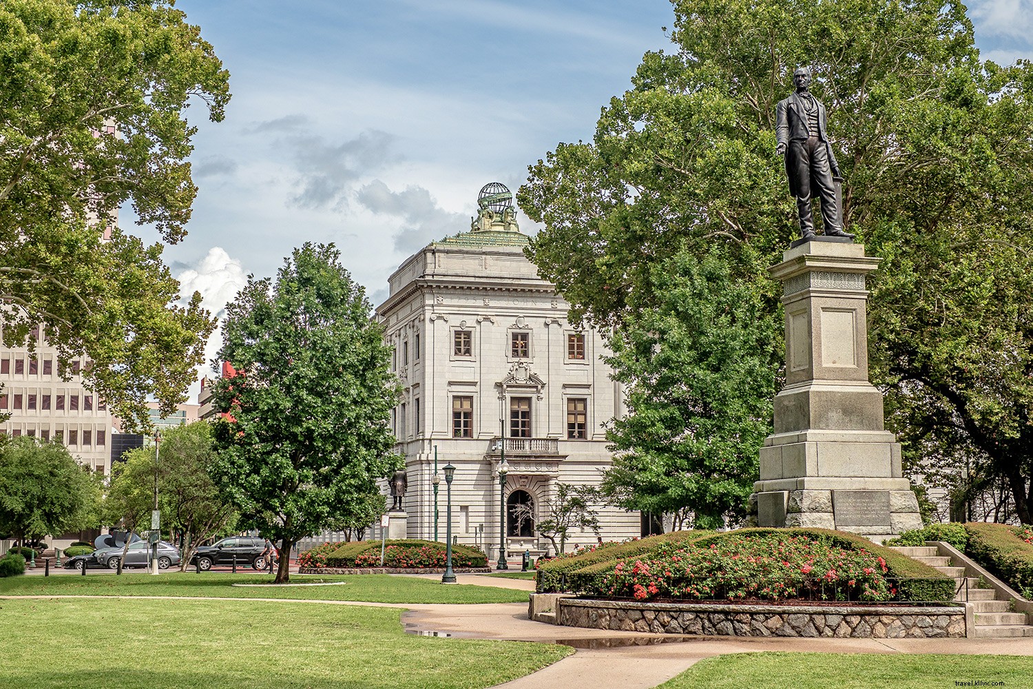 Top 8 Must-Visit College Towns in the U.S.: History, Culture, and Culinary Gems