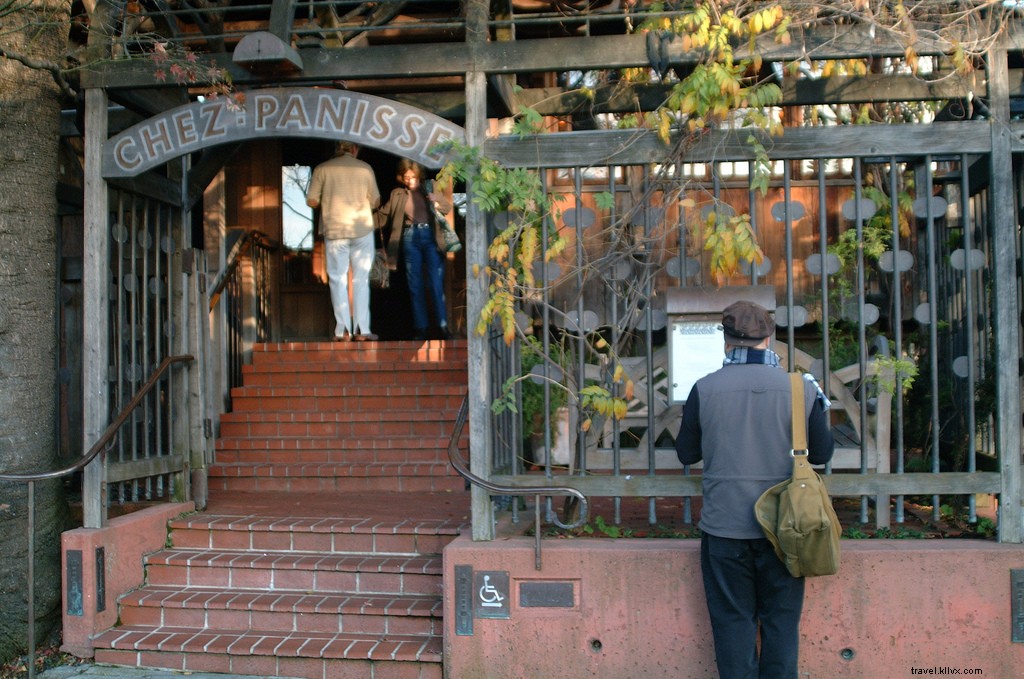 8 Expert Tips for Discovering the Best Restaurants While Traveling