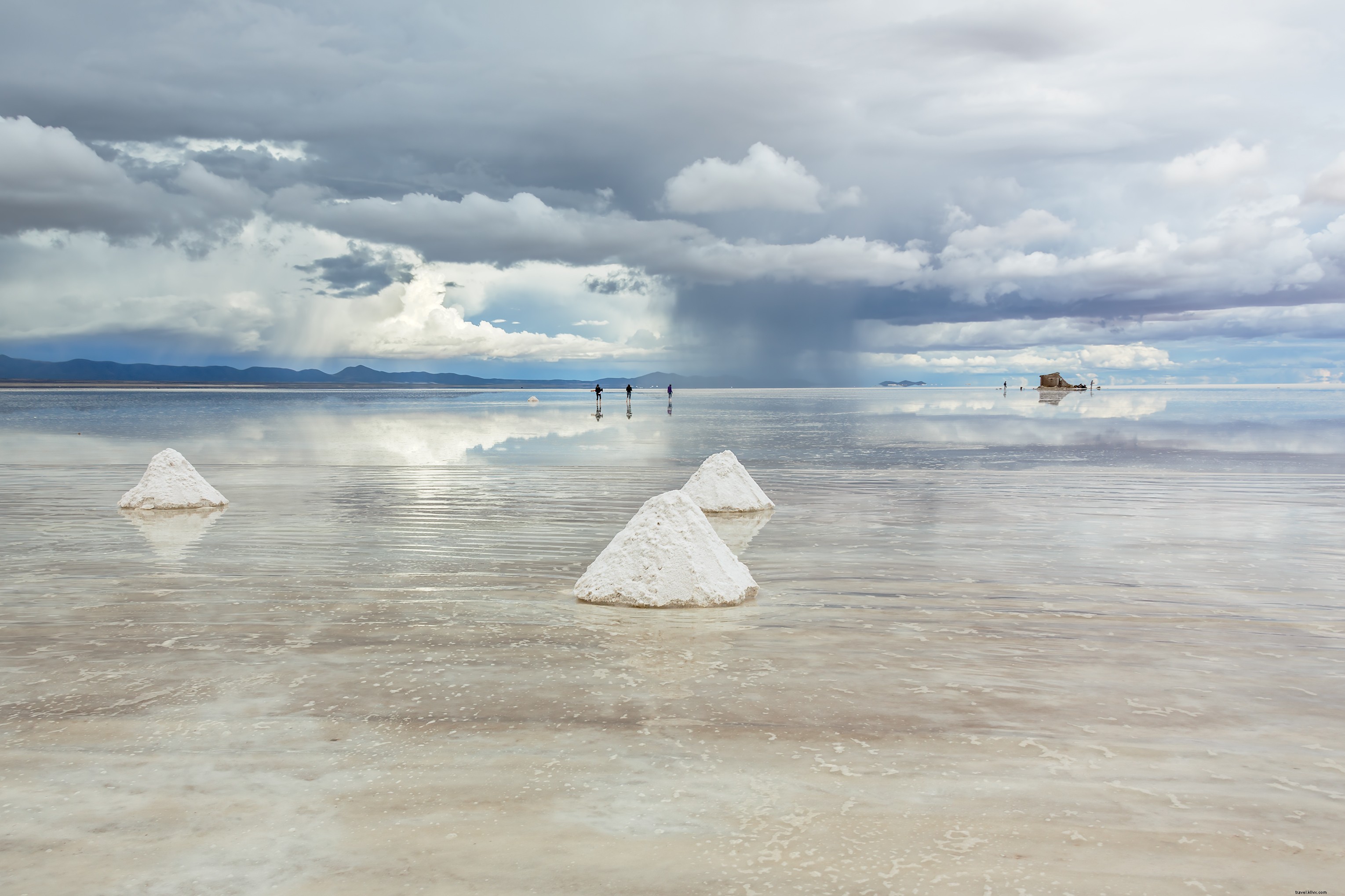 Salar de Uyuni: Bolivia s Vast Salt Flats, the World s Largest Mirror