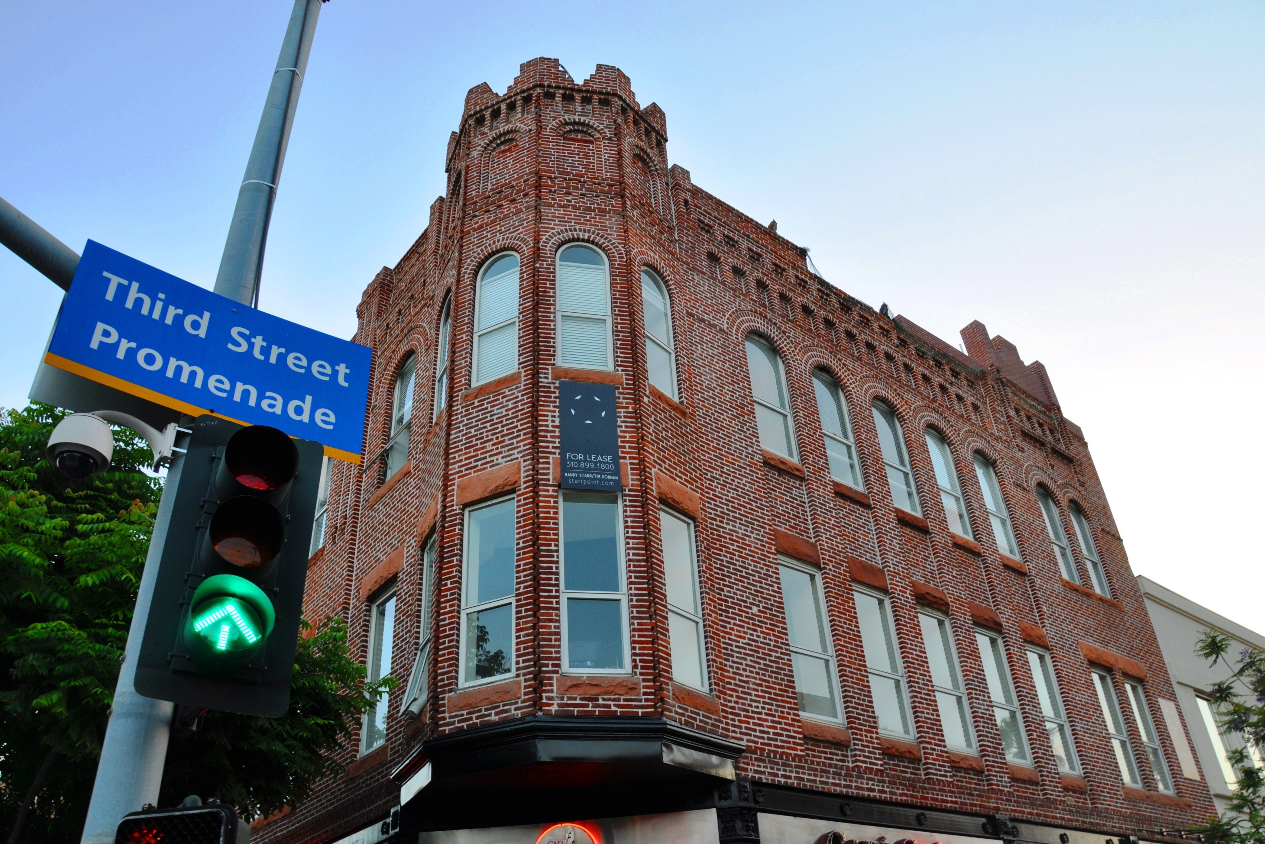 6 Iconic Tourist Traps That Are Truly Worth the Visit