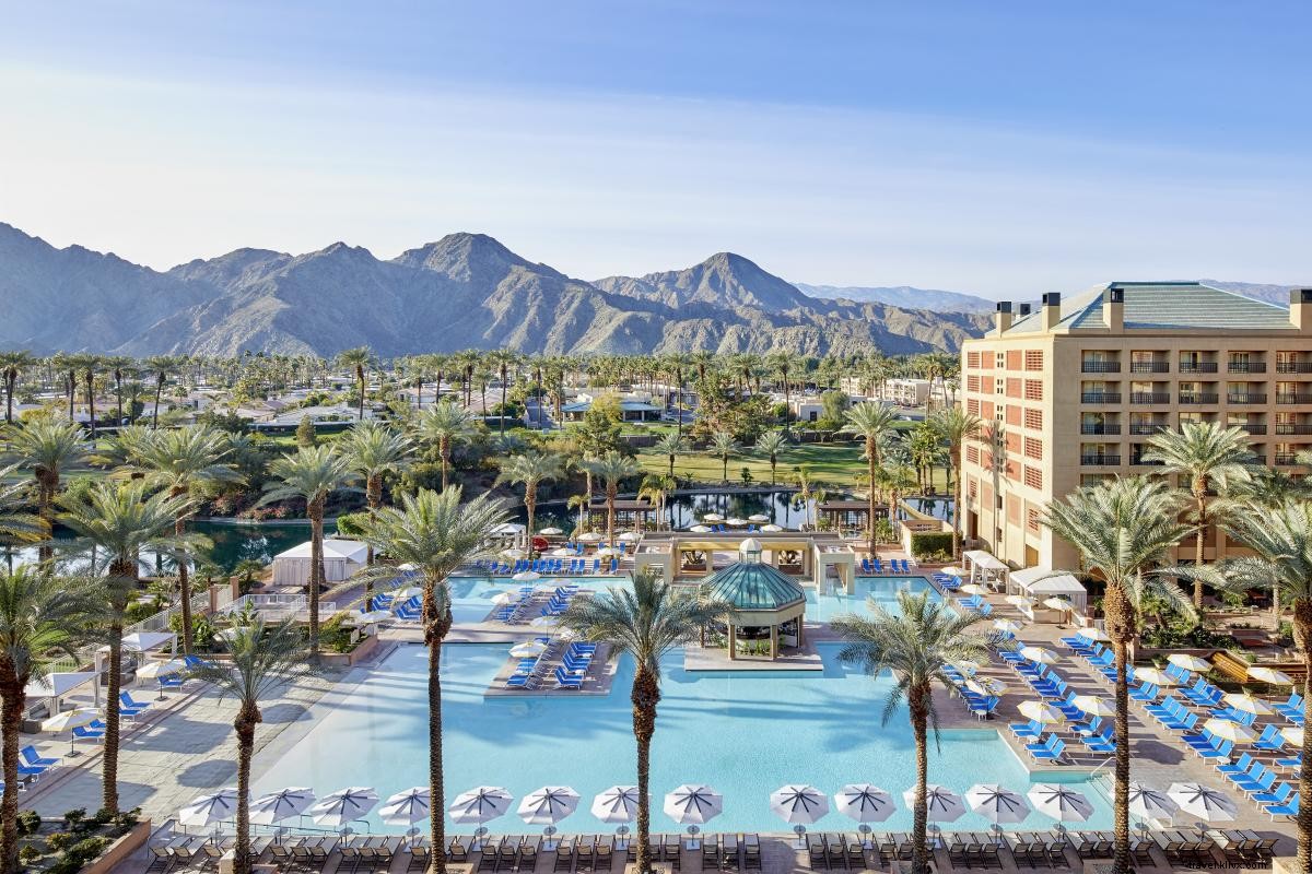 Indian Wells  Premier Poolside Resorts: Luxury Pools and Unforgettable Getaways
