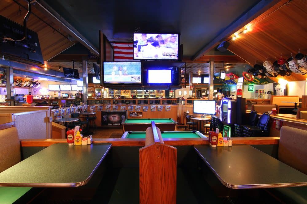 Top Sports Bars in Greater Palm Springs: Game-Day Eats, Craft Beers & Lively Vibes
