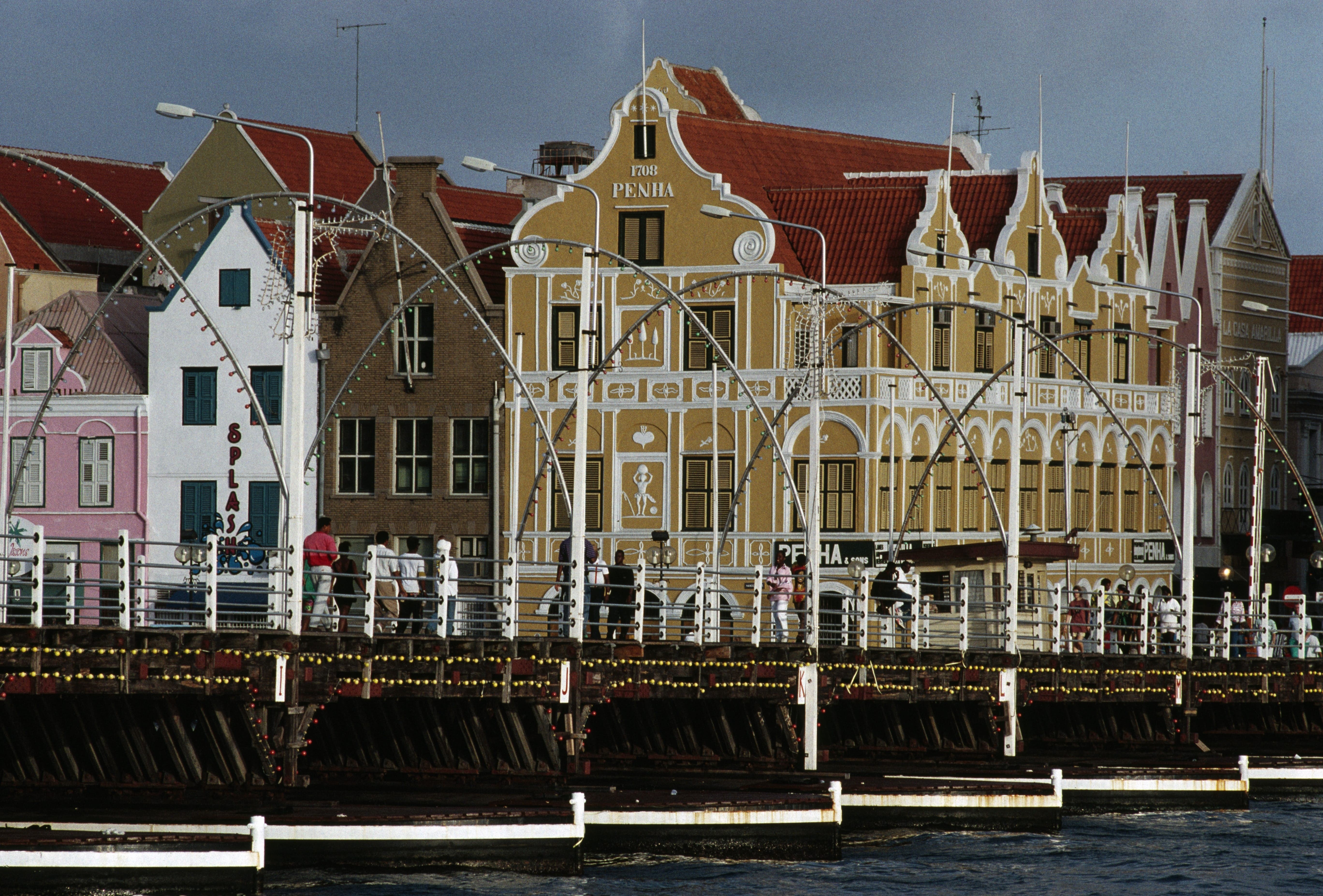 Queen Emma Bridge: Curaçao s Iconic Swinging Pontoon over Sint Anna Bay