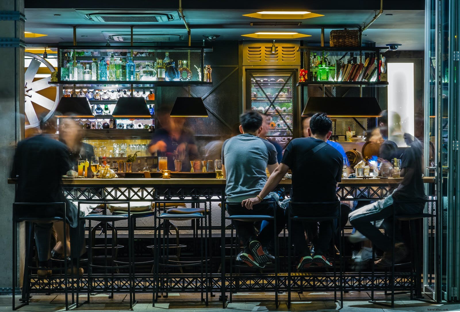 10 Effortless Ways to Make Friends While Traveling Solo