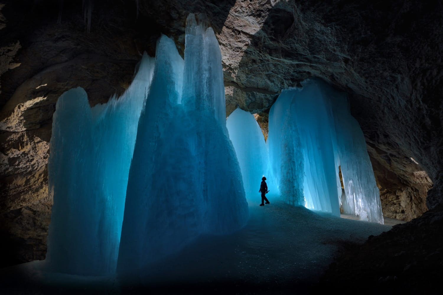 Robbie Shone: Renowned Cave Explorer and Photographer Shares His Adventures