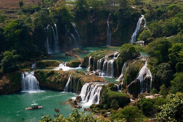 Discover the World s Most Spectacular Waterfalls: A Guide to Nature s Majestic Wonders