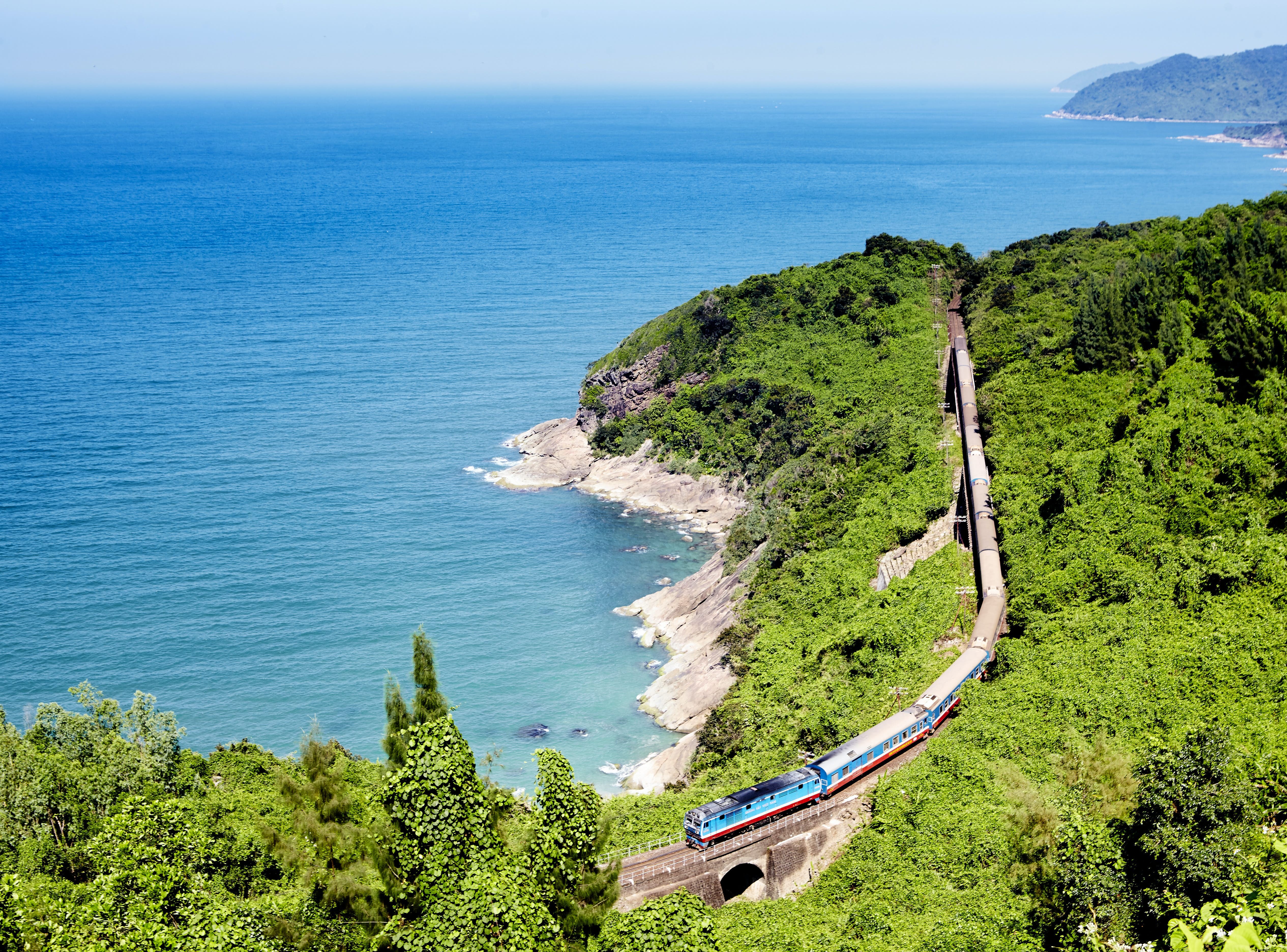 Top 10 of the World s Most Spectacular Scenic Train Journeys