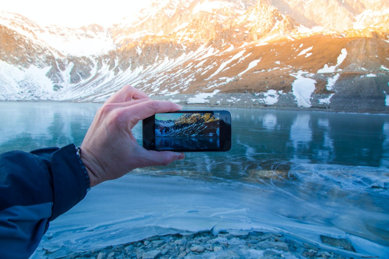 10 Essential Dos and Don ts for Sharing Travel on Social Media