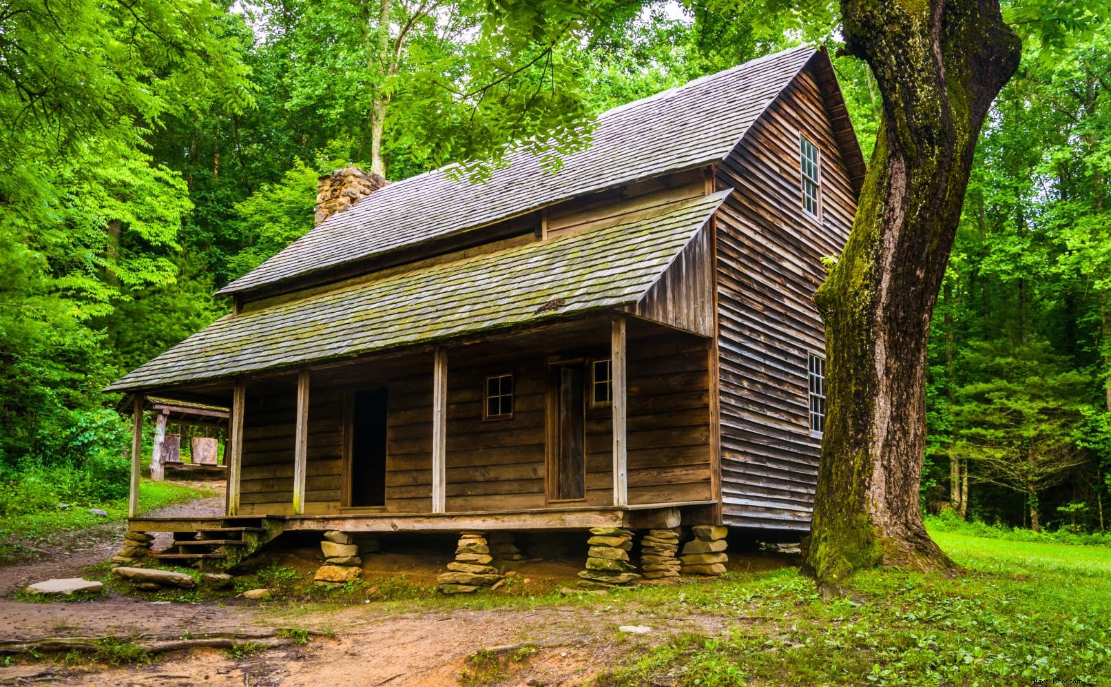 Discover Cades Cove: Historic Valley, Wildlife Haven, and Waterfalls in Great Smoky Mountains National Park