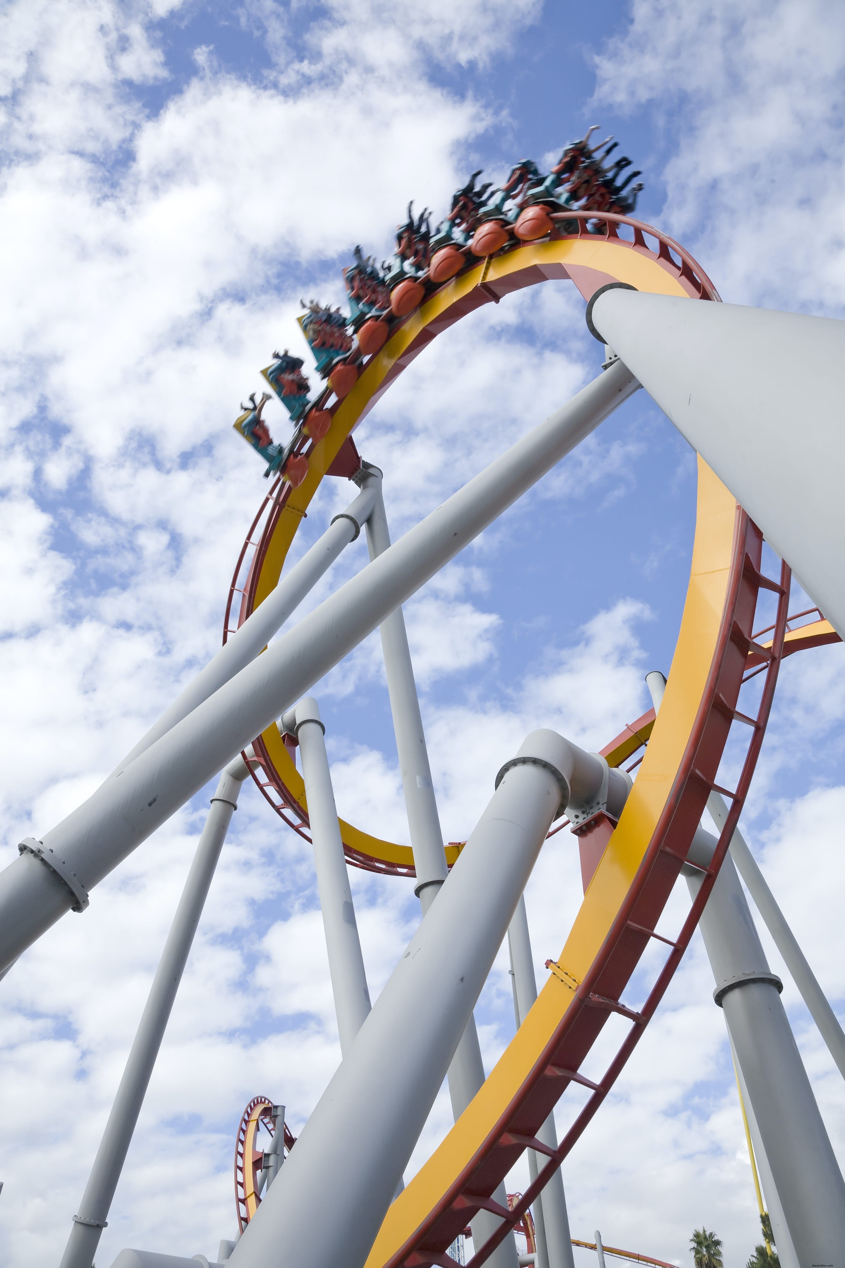 Knott’s Berry Farm: California’s Oldest Theme Park with Thrilling Rides, Peanuts Fun, and Legendary Fried Chicken