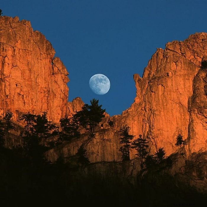 Summit Seneca Rocks: 3 Thrilling Ways to Reach the 900-Foot Peak