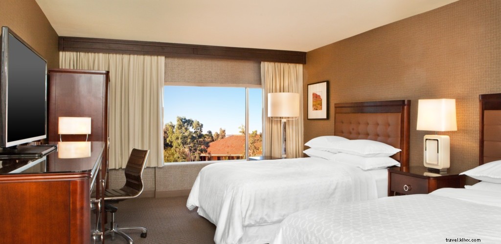 Sheraton Phoenix Airport Hotel: Renovated Rooms, Free Shuttle & Heated Pool Near Sky Harbor