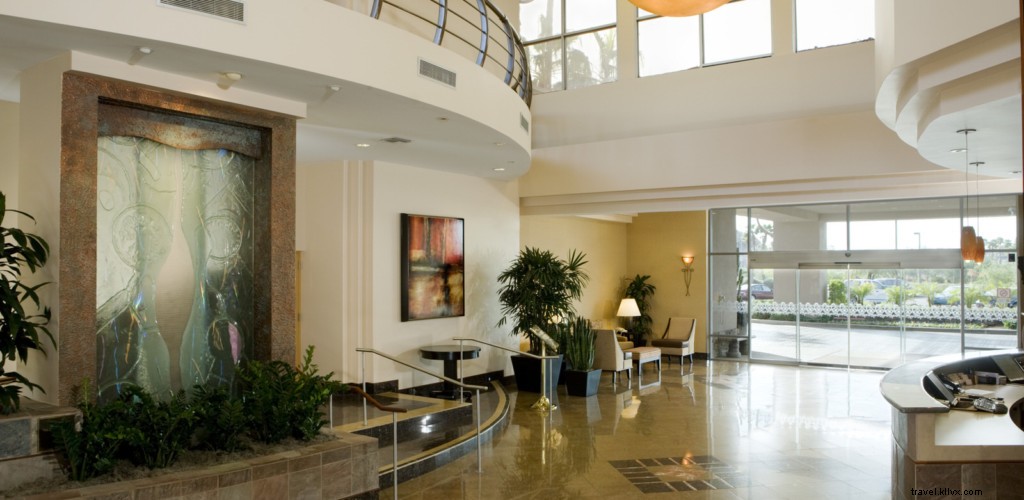 Sheraton Phoenix Airport Hotel: Renovated Rooms, Free Shuttle & Heated Pool Near Sky Harbor