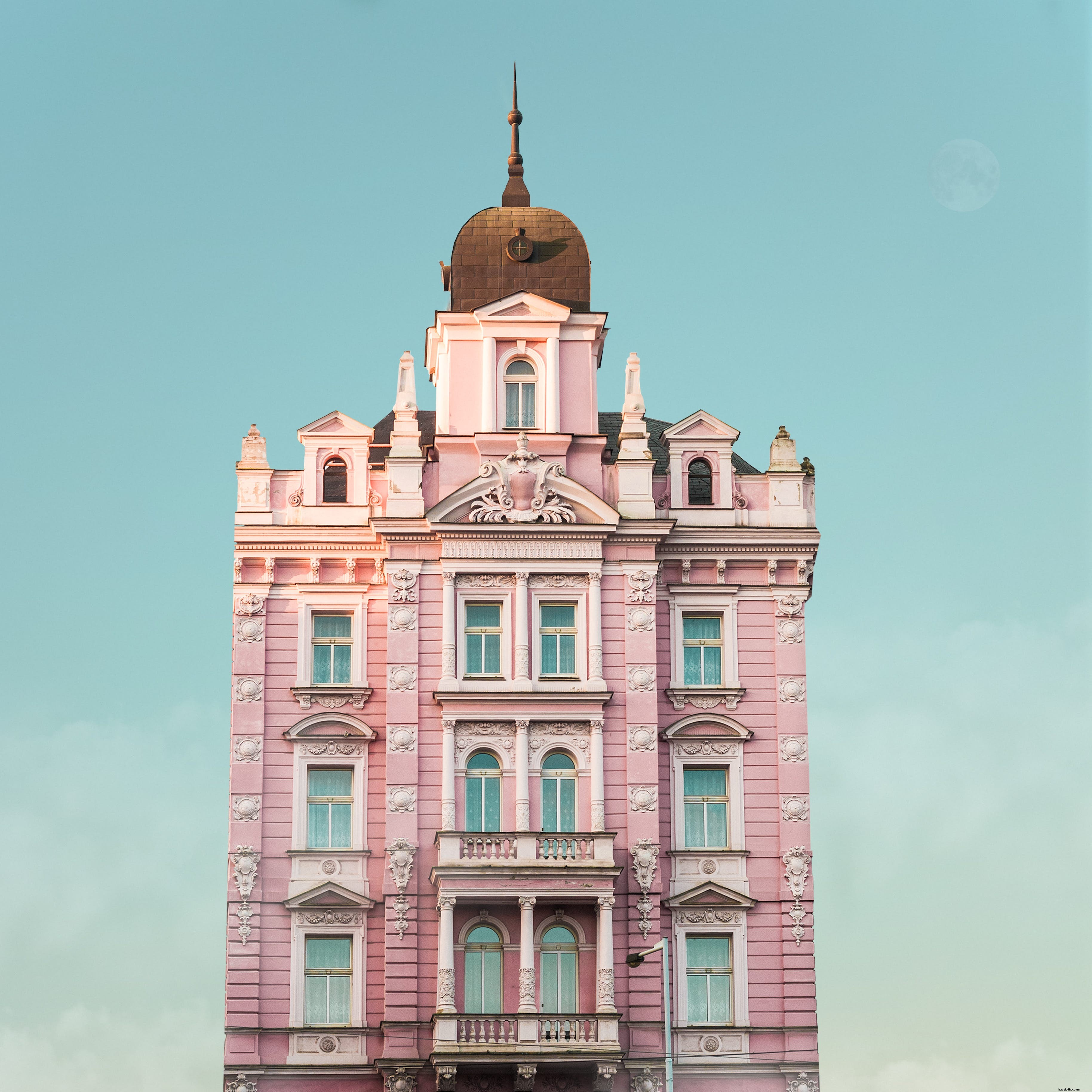 Accidentally Wes Anderson: New Book Maps Global Locations Echoing the Director s Iconic Aesthetic