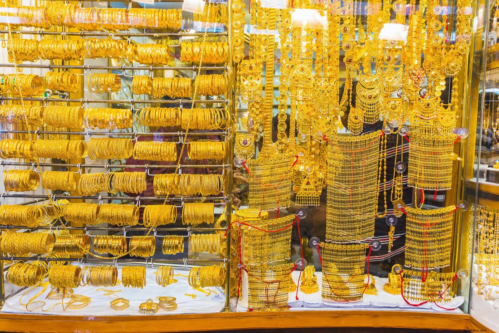 Ultimate Dubai Shopping Guide: Expert Tips for Gold, Carpets, Perfumes & More