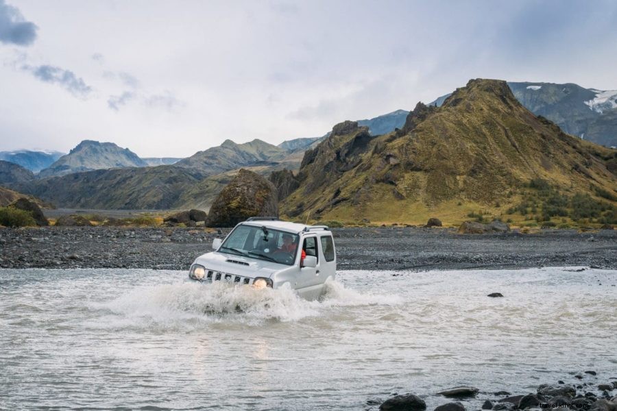 Top 17 Essential Driving Tips for an Icelandic Road Trip