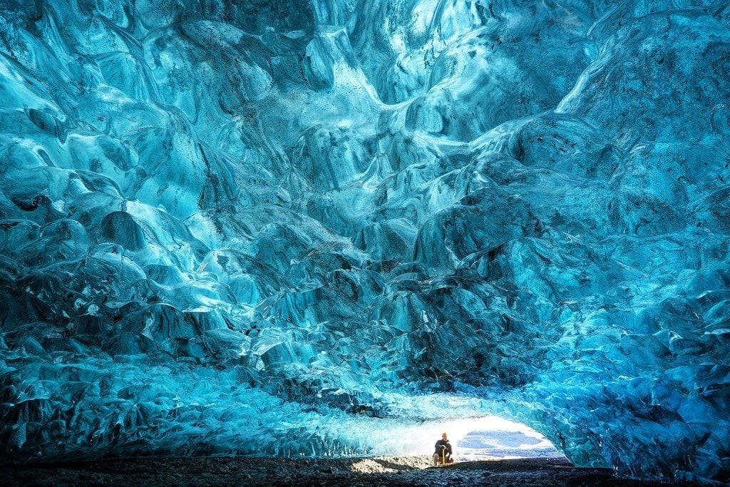 Exploring Iceland s Crystal Ice Caves in Vatnajökull: A Photographer s Guide to Nature s Frozen Wonders