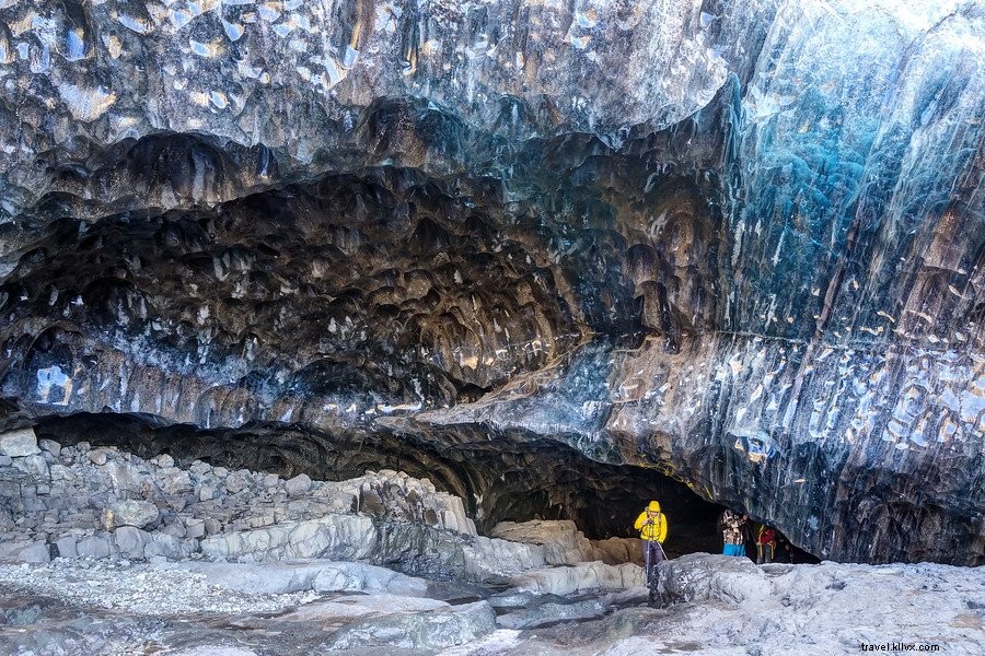 Exploring Iceland s Crystal Ice Caves in Vatnajökull: A Photographer s Guide to Nature s Frozen Wonders