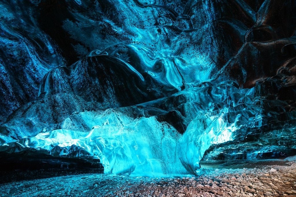 Exploring Iceland s Crystal Ice Caves in Vatnajökull: A Photographer s Guide to Nature s Frozen Wonders