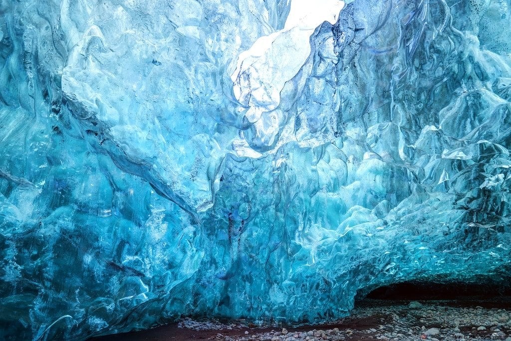Exploring Iceland s Crystal Ice Caves in Vatnajökull: A Photographer s Guide to Nature s Frozen Wonders