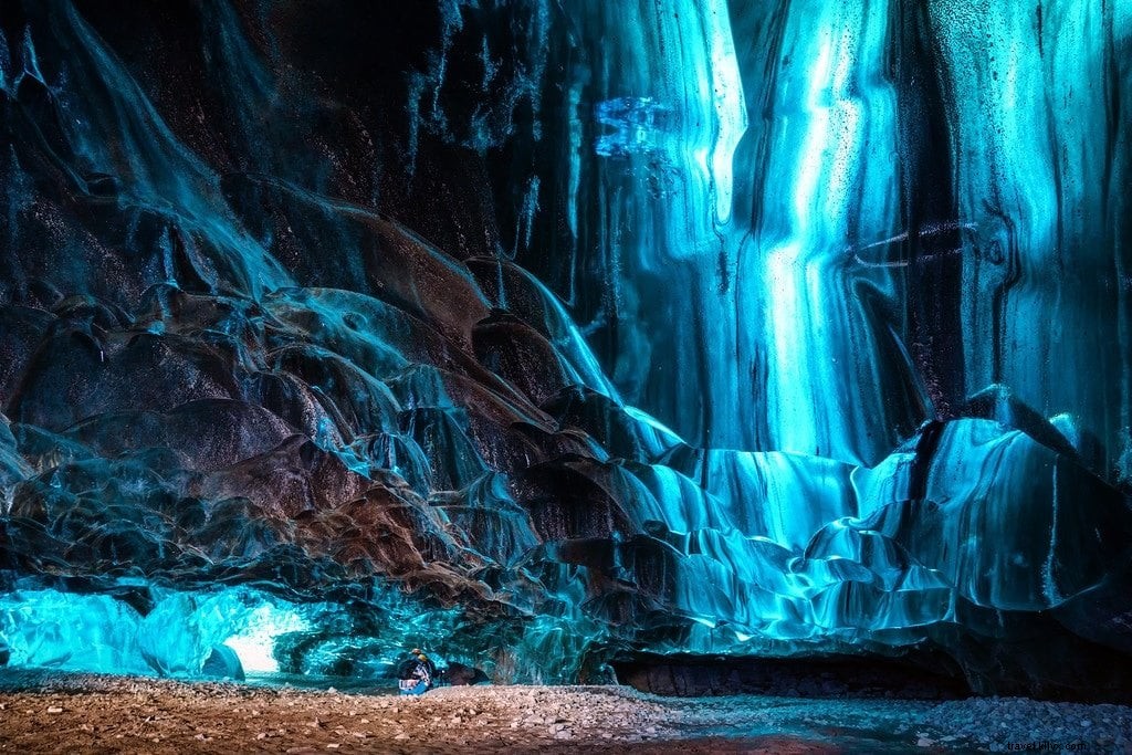 Exploring Iceland s Crystal Ice Caves in Vatnajökull: A Photographer s Guide to Nature s Frozen Wonders