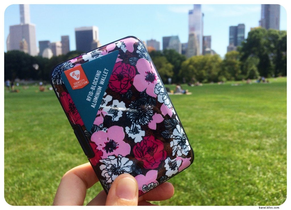 2017 Holiday Gift Guide for Globetrotters: Expert Picks for Travelers + Exclusive Giveaways