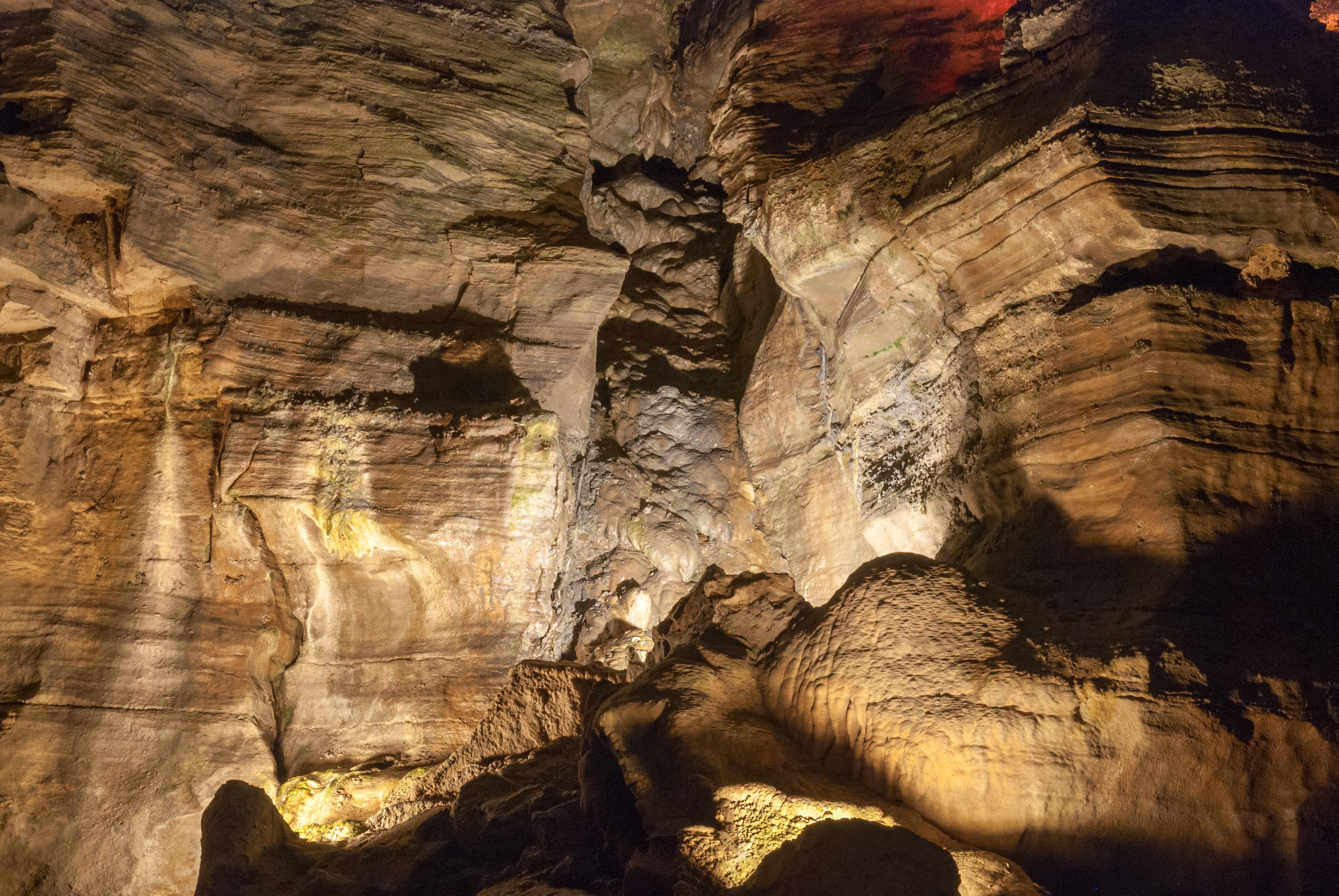 Howe Caverns, New York: Discover the Empire State s Premier Underground Cave Adventure