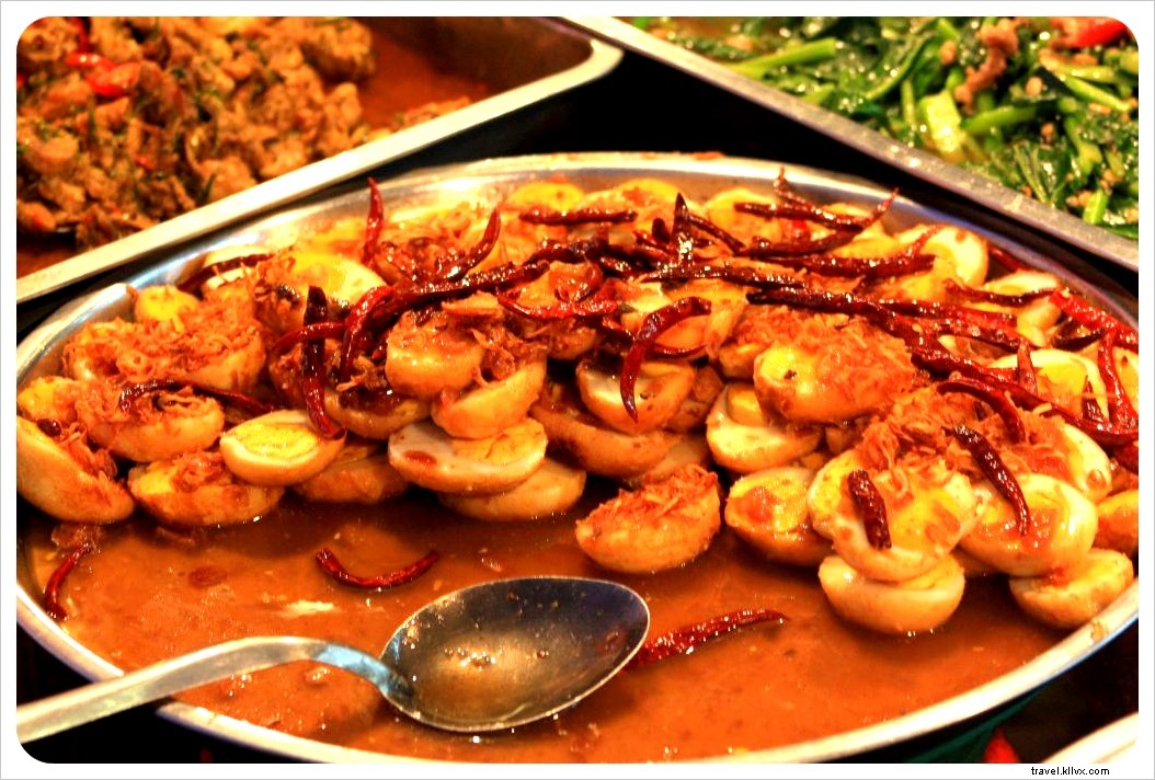 Exploring Thailand s Vibrant Street Food Scene: A Vegetarian s Delight in Bustling Markets