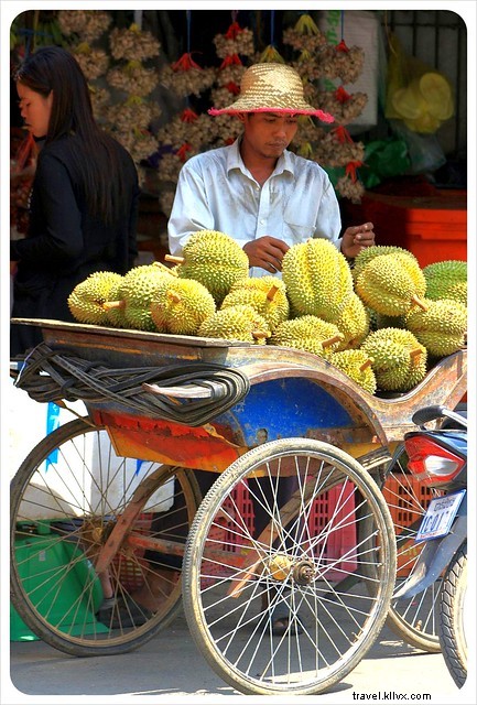 Photo Essay: Vibrant Markets of Cambodia – Exotic Fruits, Street Food, and Local Life