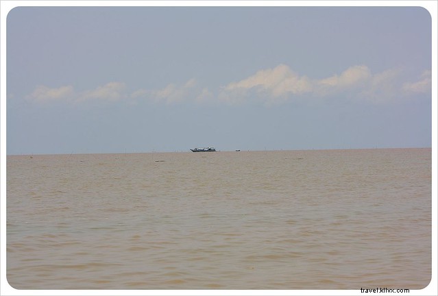 Life on Lake Tonle Sap: Exploring Cambodia s Thriving Floating Village of Chong Khneas