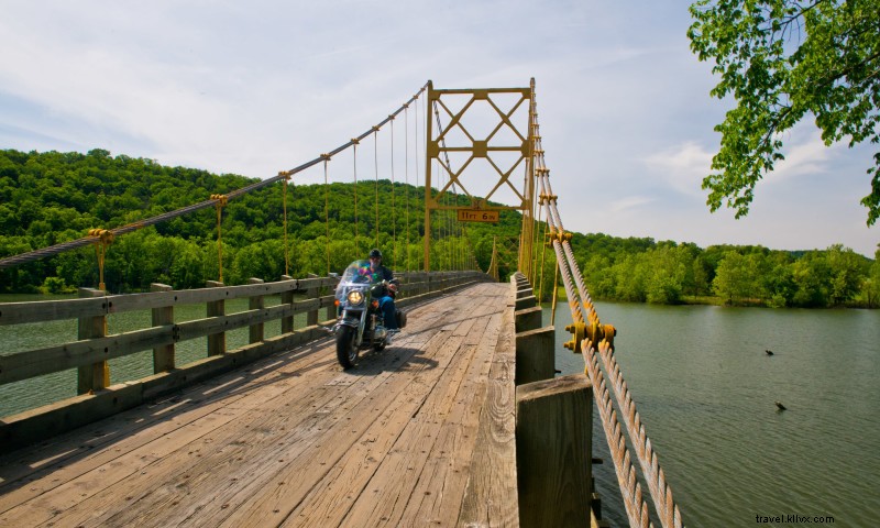 Discover Eureka Springs Art & Heritage Tour: Victorian Charm, Scenic Drives & World-Class Art