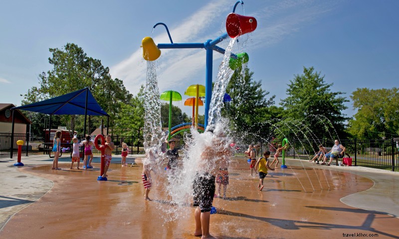 Tyndall Park Splash Pad: Family-Friendly Water Fun with Picnic Areas