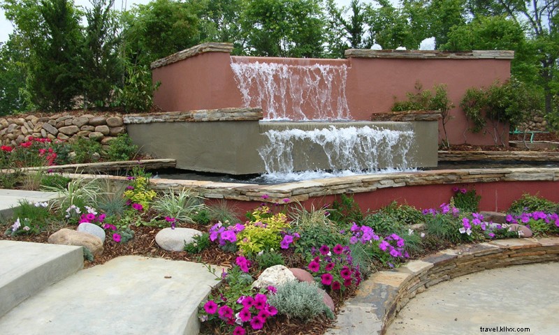 Cecil Traylor Wilson Garden: Scenic Fountains & Public Seating Areas