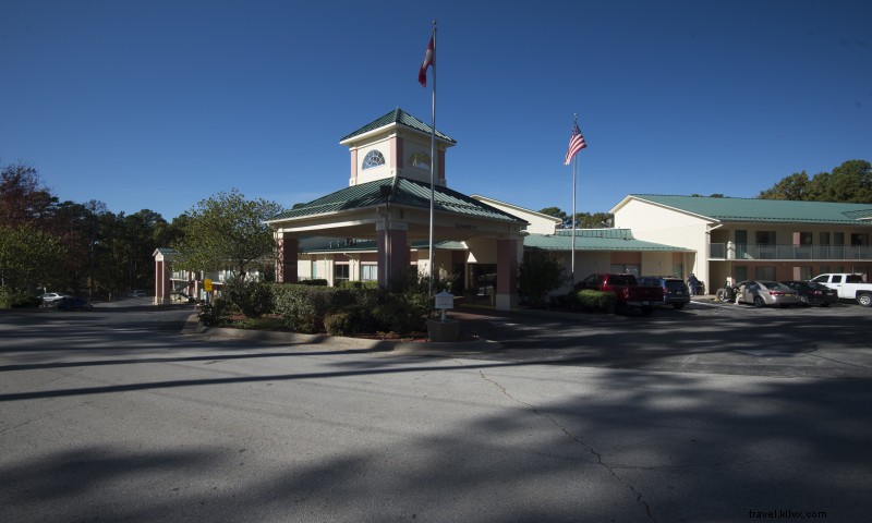 Super 8 Eureka Springs: Spacious Rooms, Free Wi-Fi, Indoor Pool & Hot Breakfast