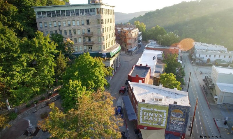 1905 Basin Park Hotel: Eureka Springs  Historic Downtown Gem with Spa & Amenities