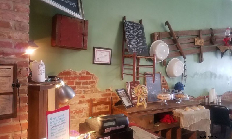 Hen House Cafe: Cozy Country Dining with Authentic Southern Flavors & Legendary Cinnamon Rolls