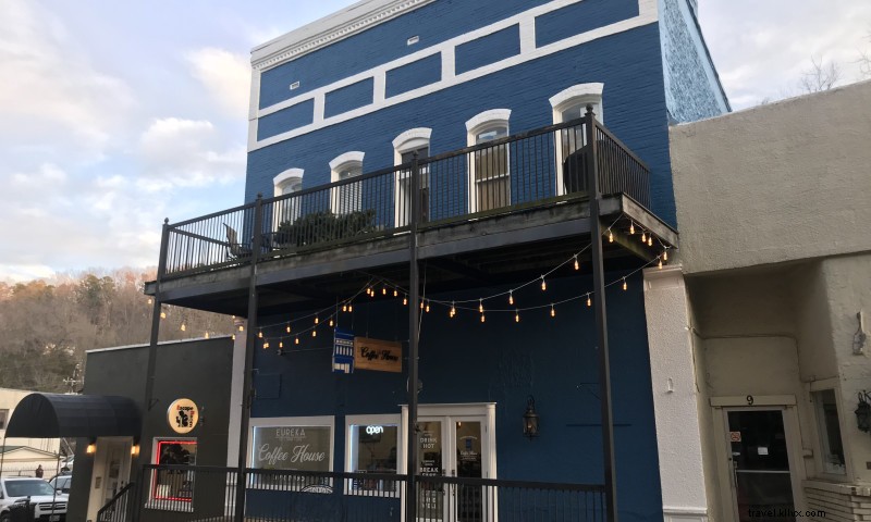 Eureka Springs Coffee House: Family-Owned Cafe with Onyx Coffee & Fresh Sweets