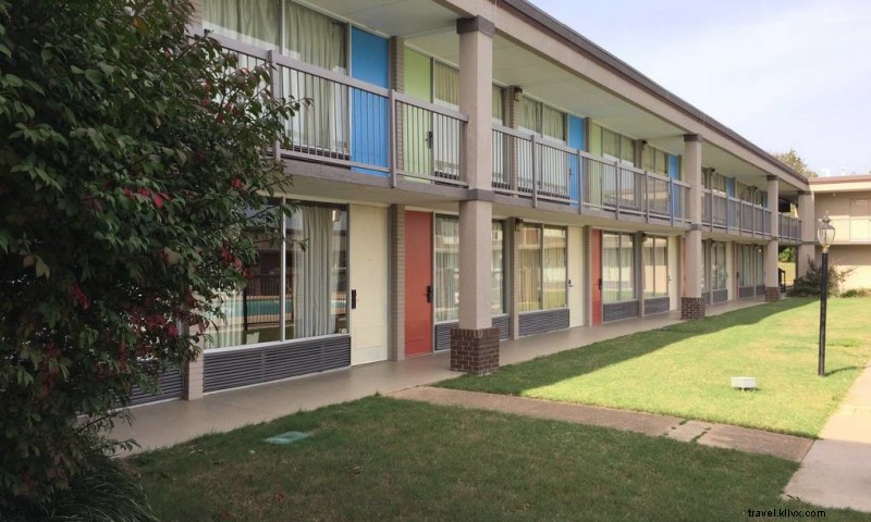 River Rock Inn & Lake Country CookHouse Restaurant | Renovated Rooms, Pool & Dining in Mountain Home