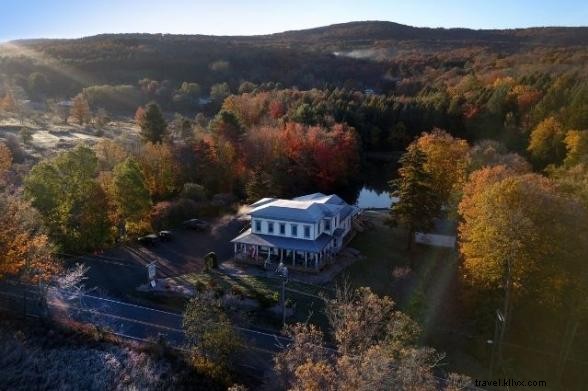 11 Best New York Hotels & Stays for Stunning Fall Foliage Views