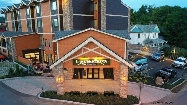 11 Best New York Hotels & Stays for Stunning Fall Foliage Views