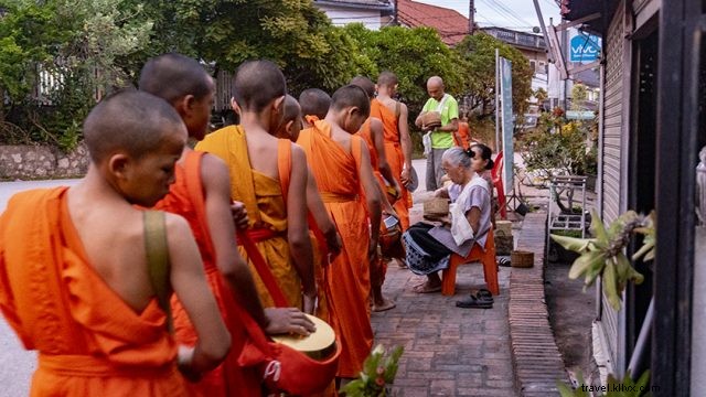 Luang Prabang Tak Bat: Captivating Morning Alms-Giving Ceremony in Stunning Pictures
