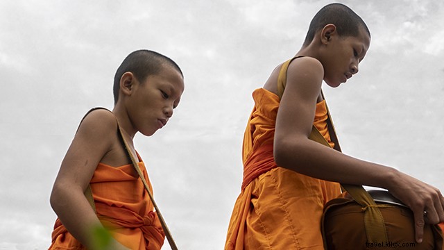 Luang Prabang Tak Bat: Captivating Morning Alms-Giving Ceremony in Stunning Pictures