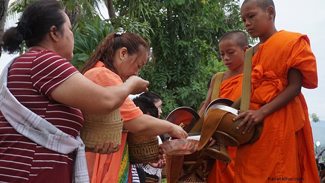 Luang Prabang Tak Bat: Captivating Morning Alms-Giving Ceremony in Stunning Pictures