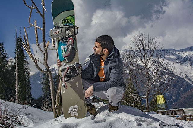 Thrilling First Snowboarding Adventure on Manali s Steep Himalayan Slopes