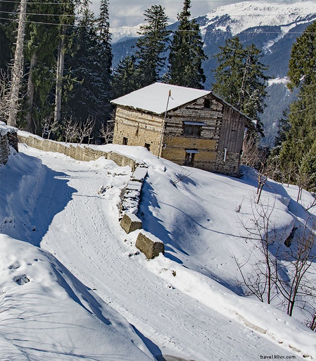 Thrilling First Snowboarding Adventure on Manali s Steep Himalayan Slopes