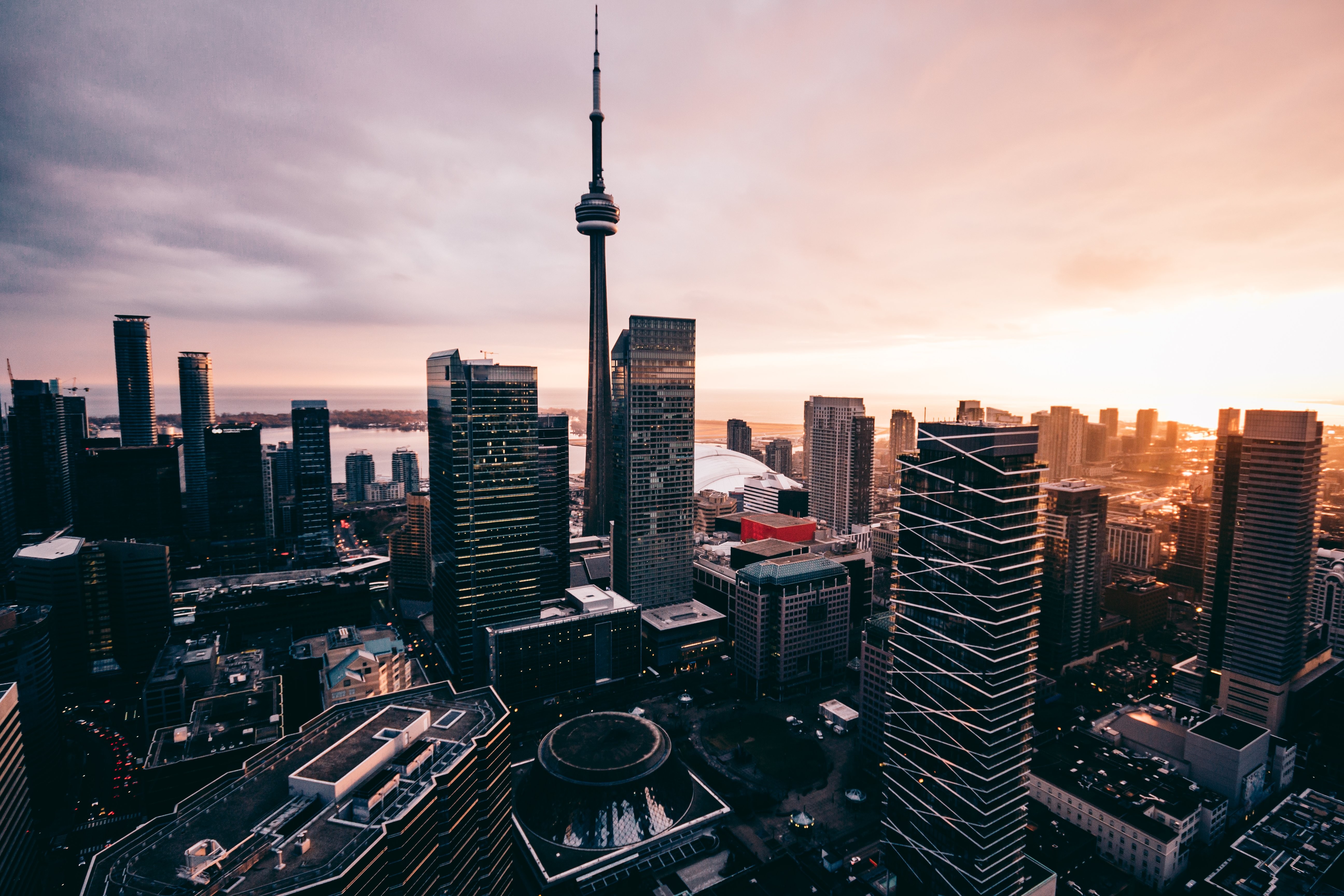 Breathtaking Toronto Sunset: Stunning City Skyline Photo