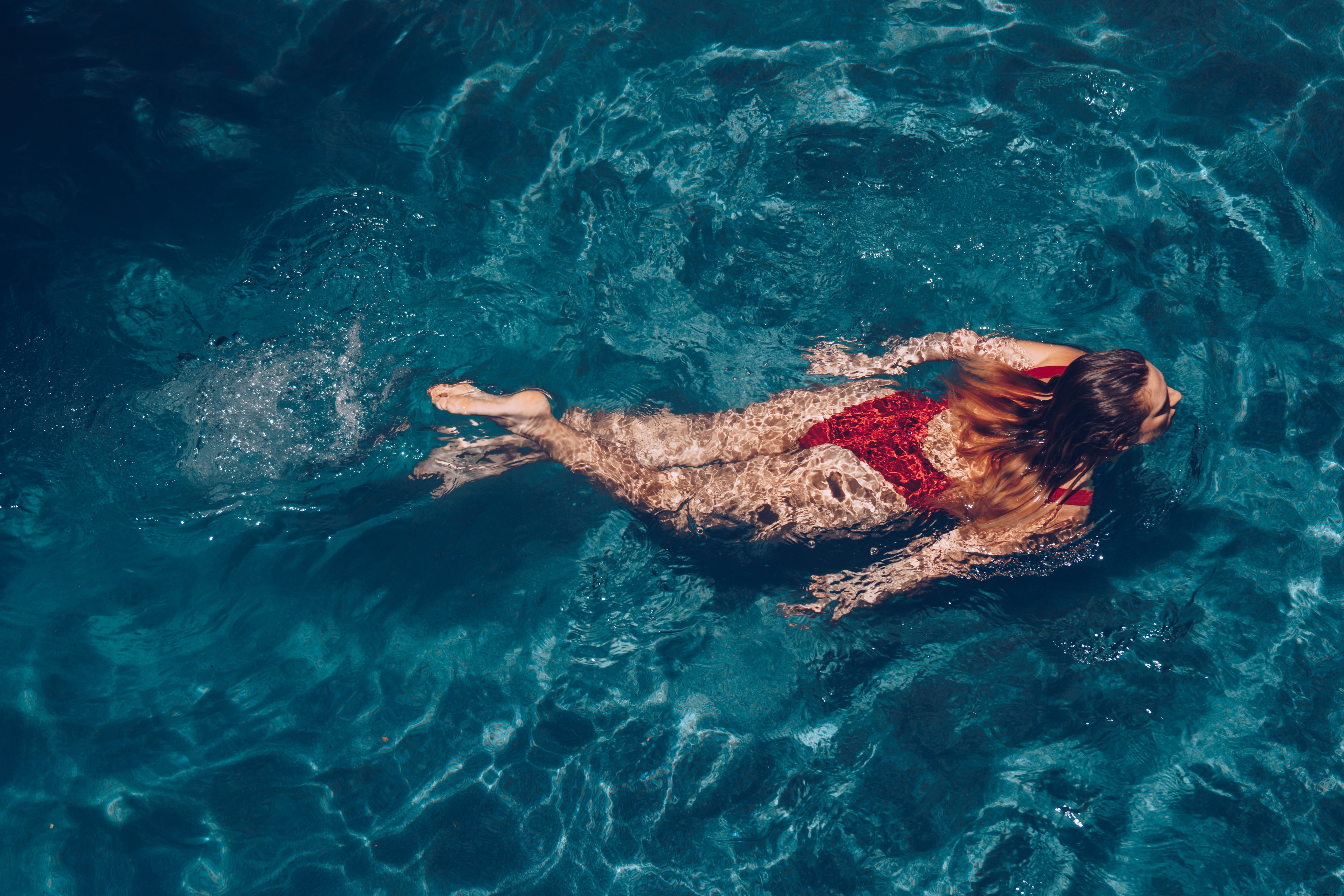 Graceful Woman Swimming: Stunning High-Resolution Photo