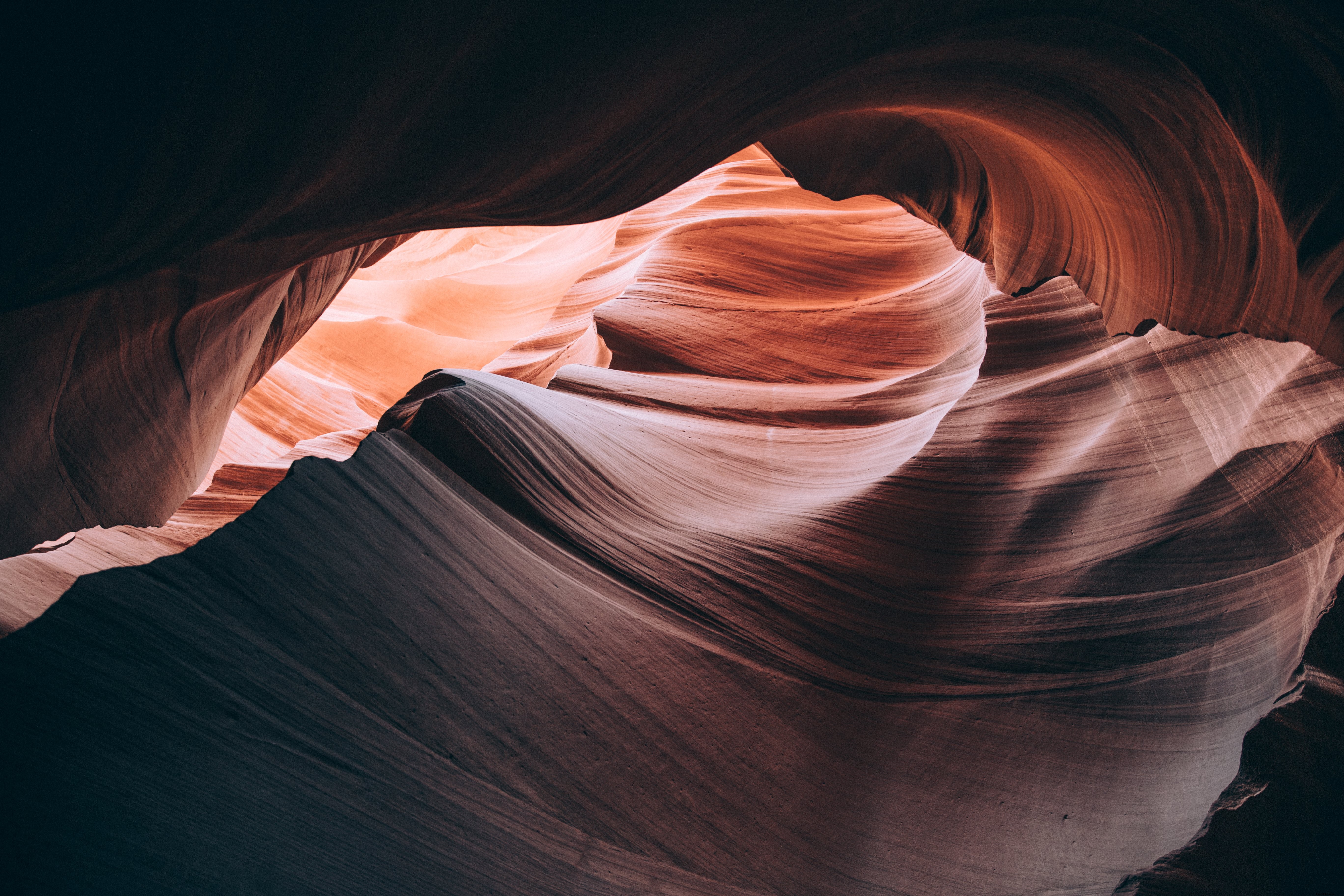 Stunning Canyon Photo: Mesmerizing Light and Curves