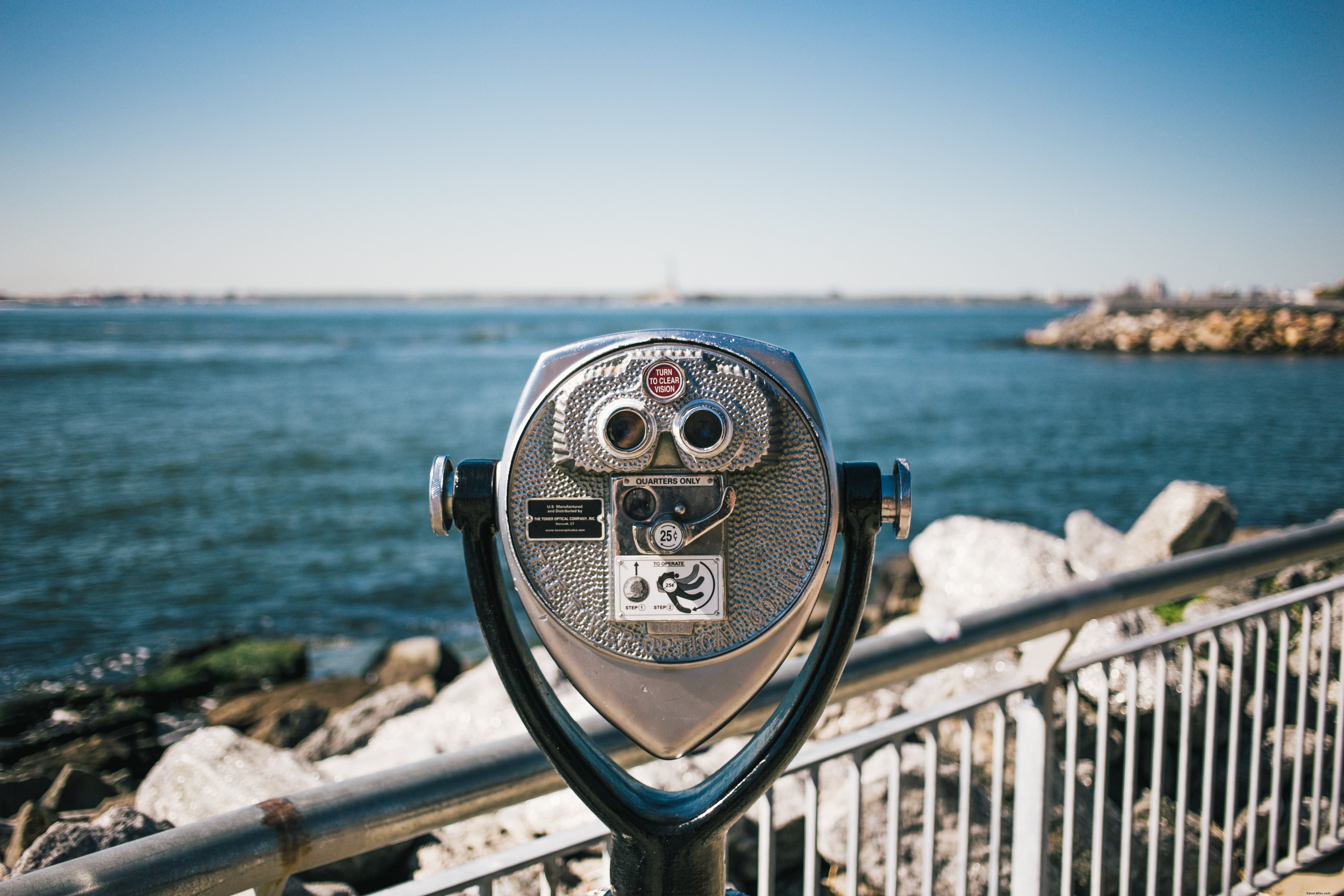 Stunning Ocean Vista Through Binoculars – Captivating Seascape Photo